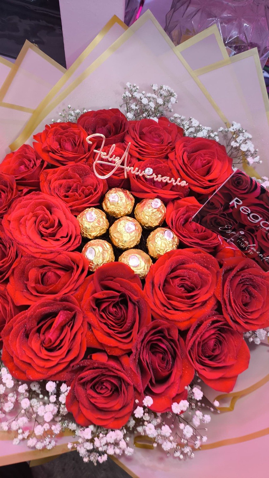 Ramo de rosas rojas y Ferrero con topper Feliz Aniversario