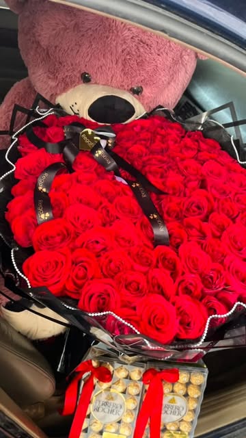 Ramo de rosas rojas con peluche y Ferrero