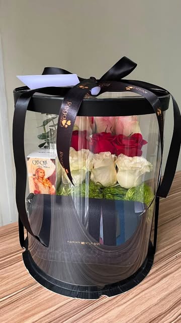 Caja con rosas y regalos