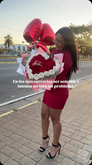 Ramo de rosas con globos